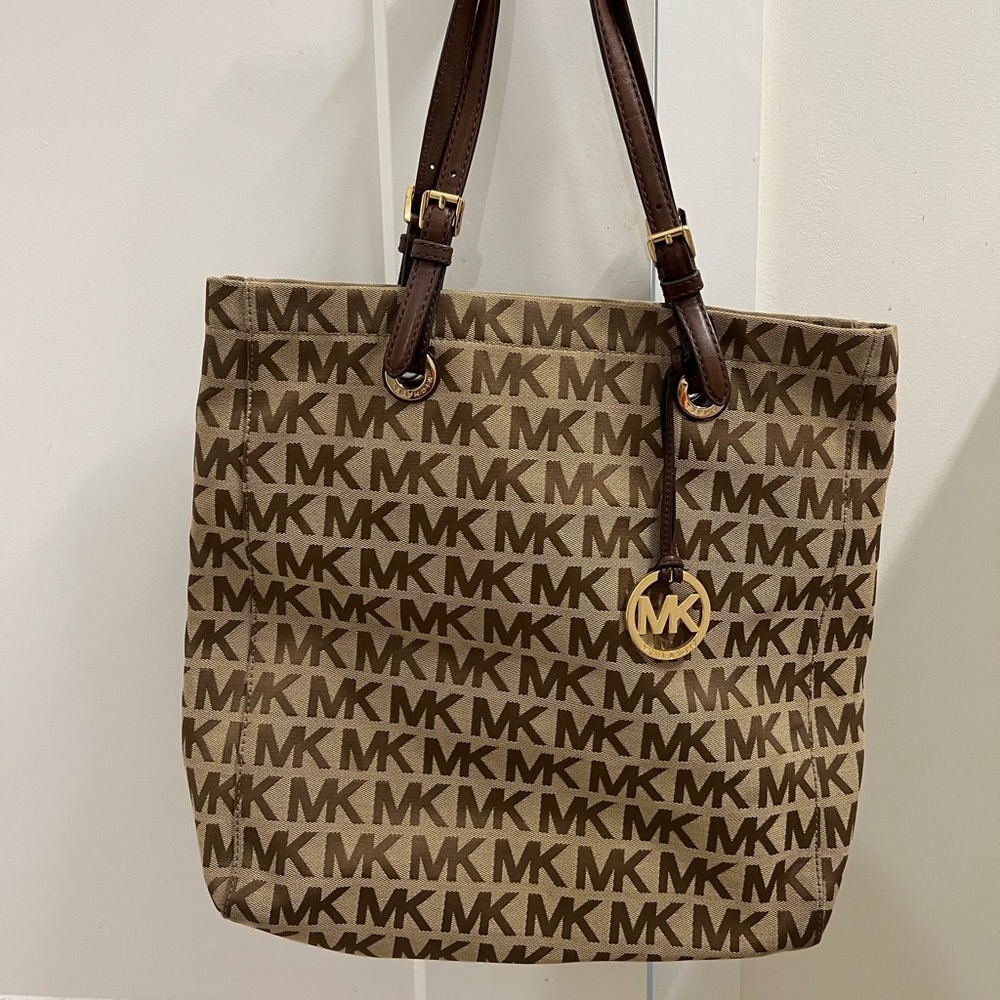 Michael Kors monogram brown bucket bag. REAL.
